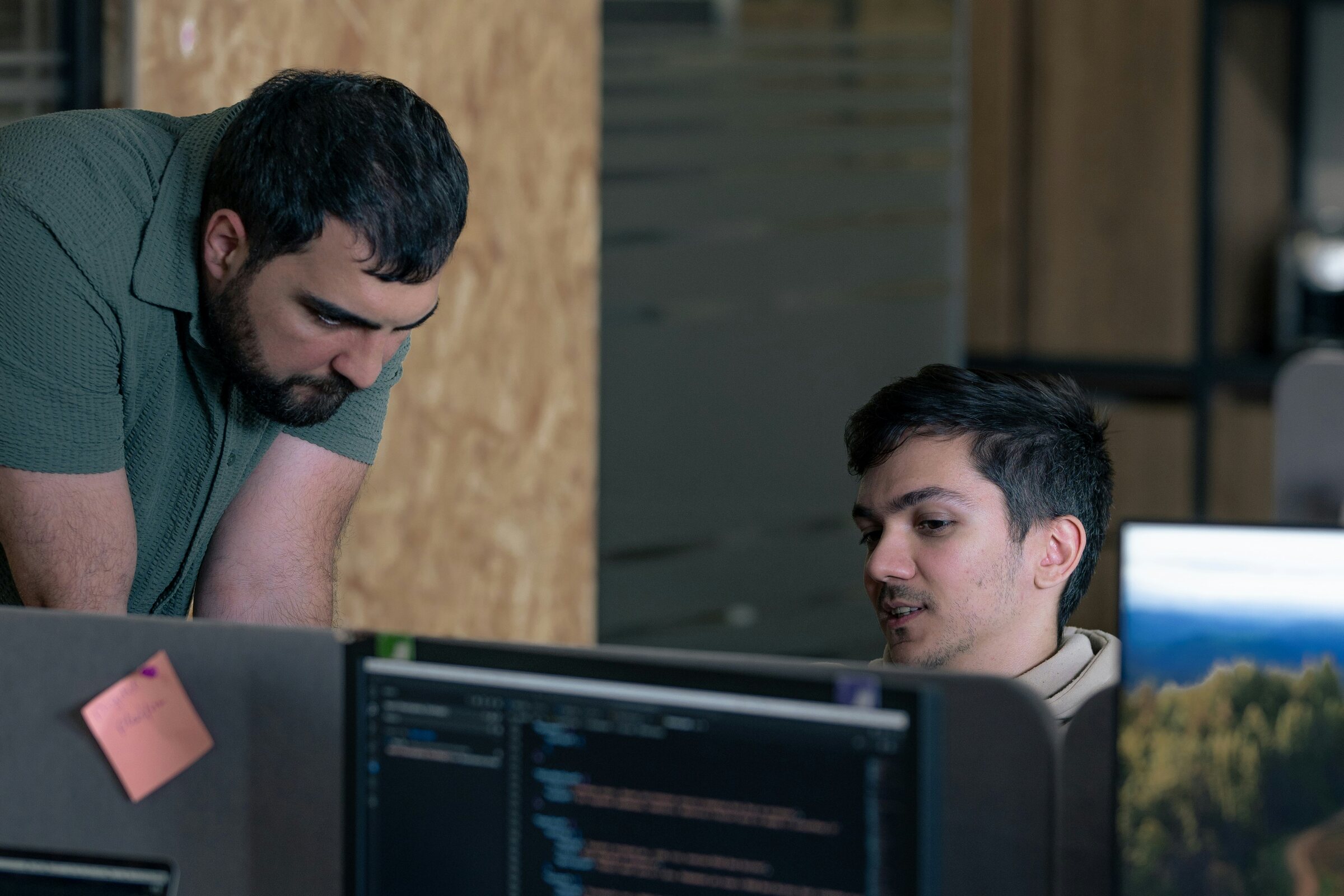 مهنيون يراجعون منصة رقمية